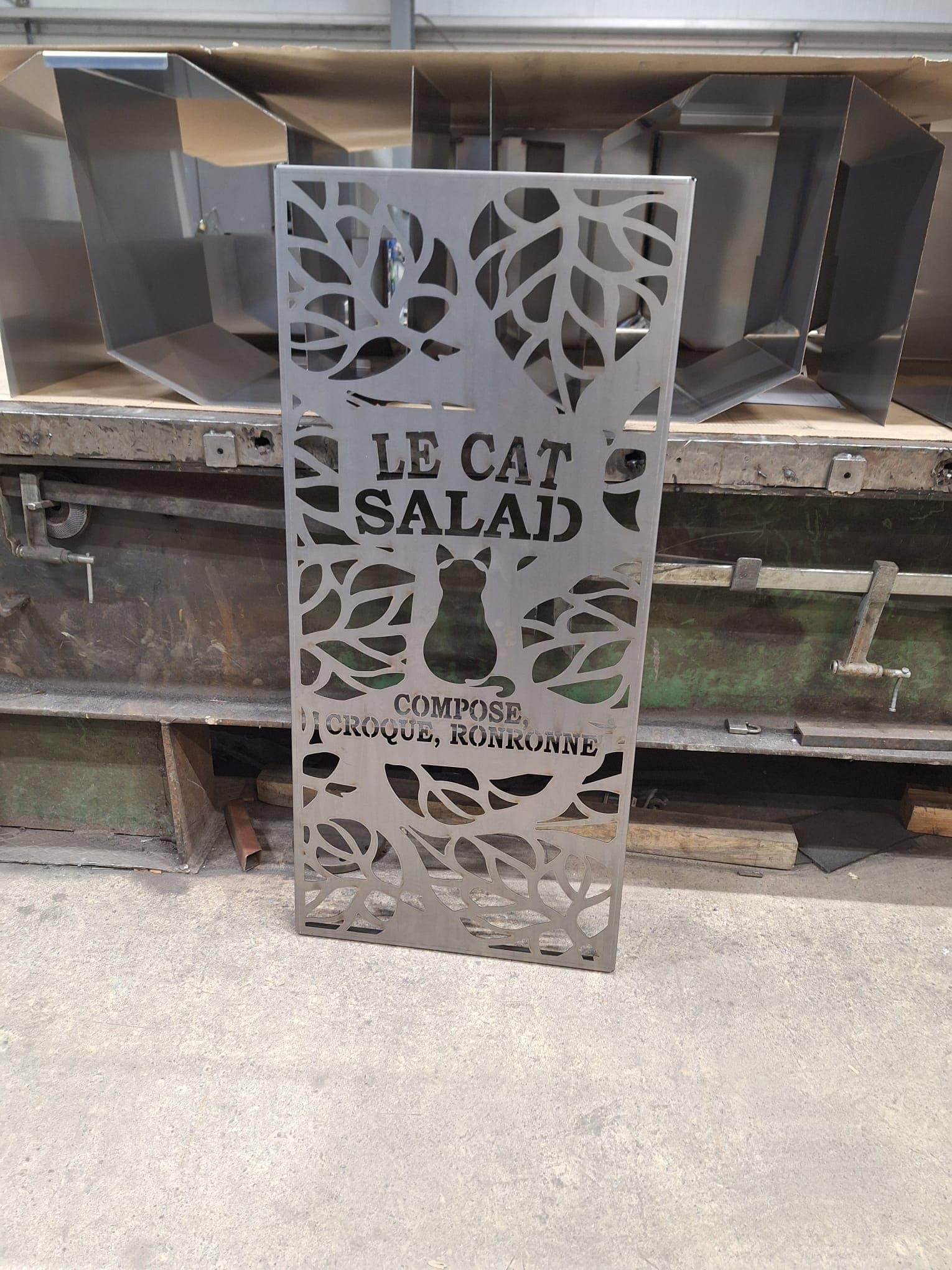 Enseigne « Le Cat Salade » : découpe