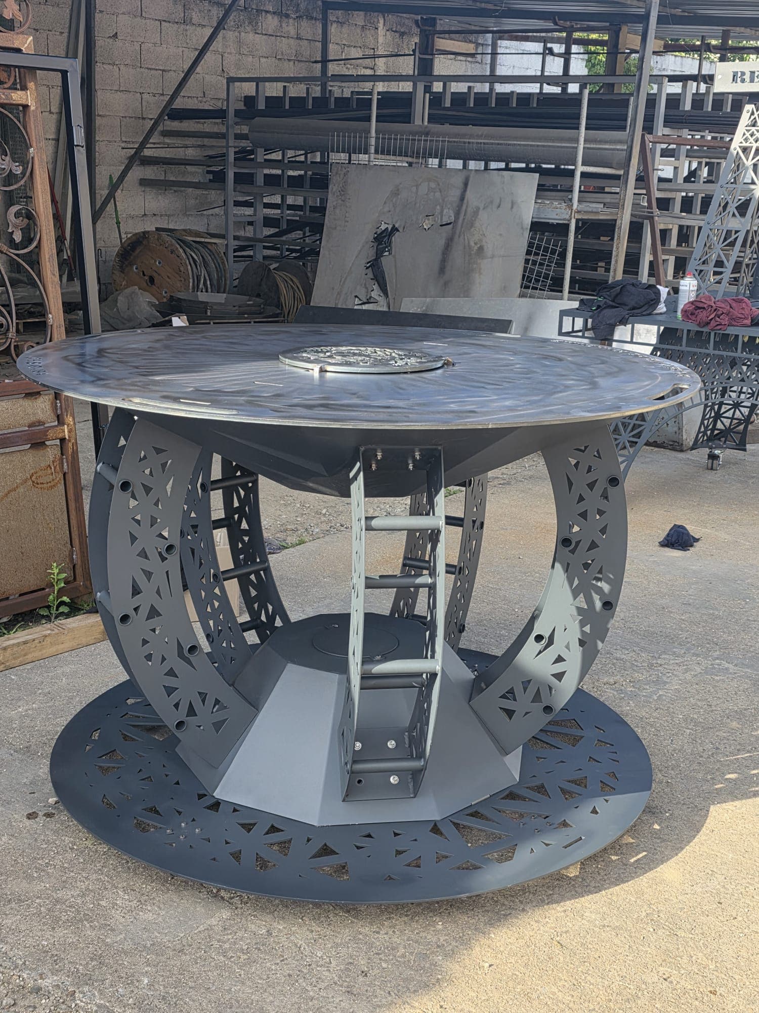 Structure ronde à décor découpé laser